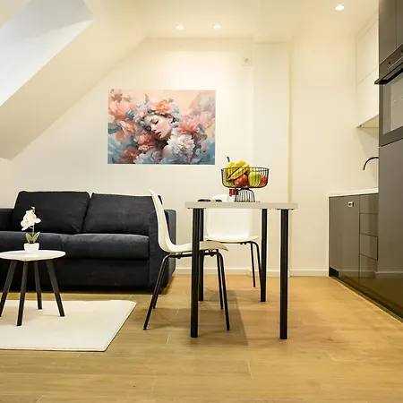 Square Five Apartment *