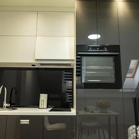 Apartment Square Five *