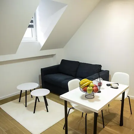 Apartment Square Five *