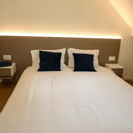 Apartment Square Five *
