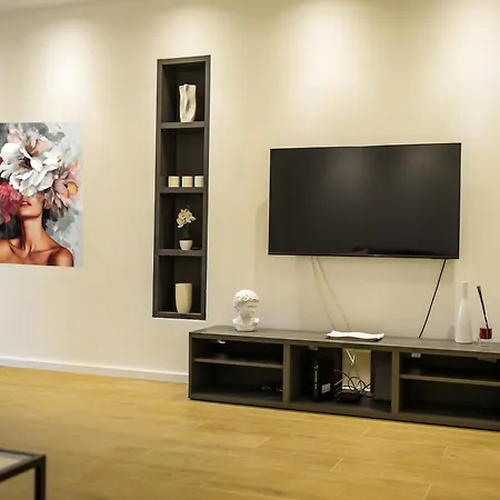 Apartment Square Five *