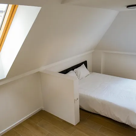 Apartment Square Five