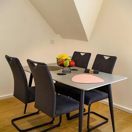 Apartment Square Five *