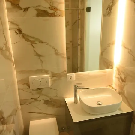 Apartment Square Five *