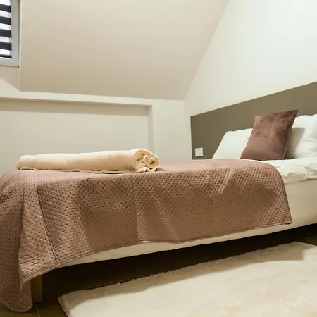 Apartment Square Five