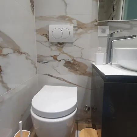 Square Five Apartment *